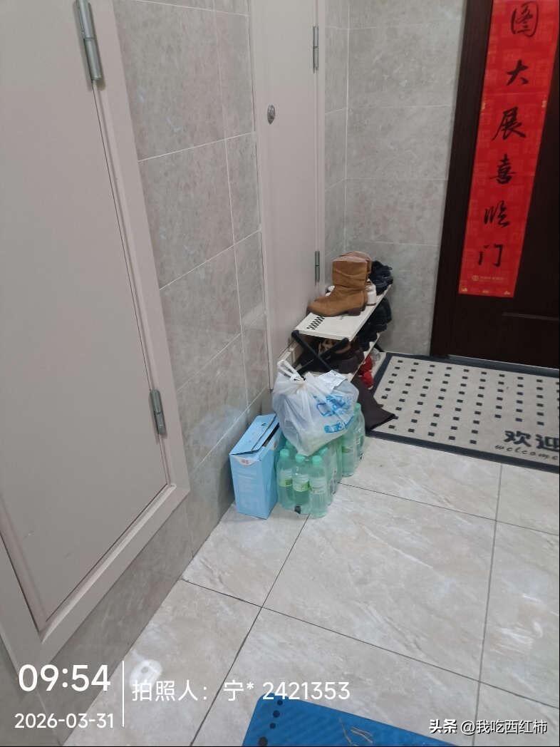 放门口的菜被保洁拿走现在物业要开除她
今天盒马送的菜，我懒得起床开门就让放门口了