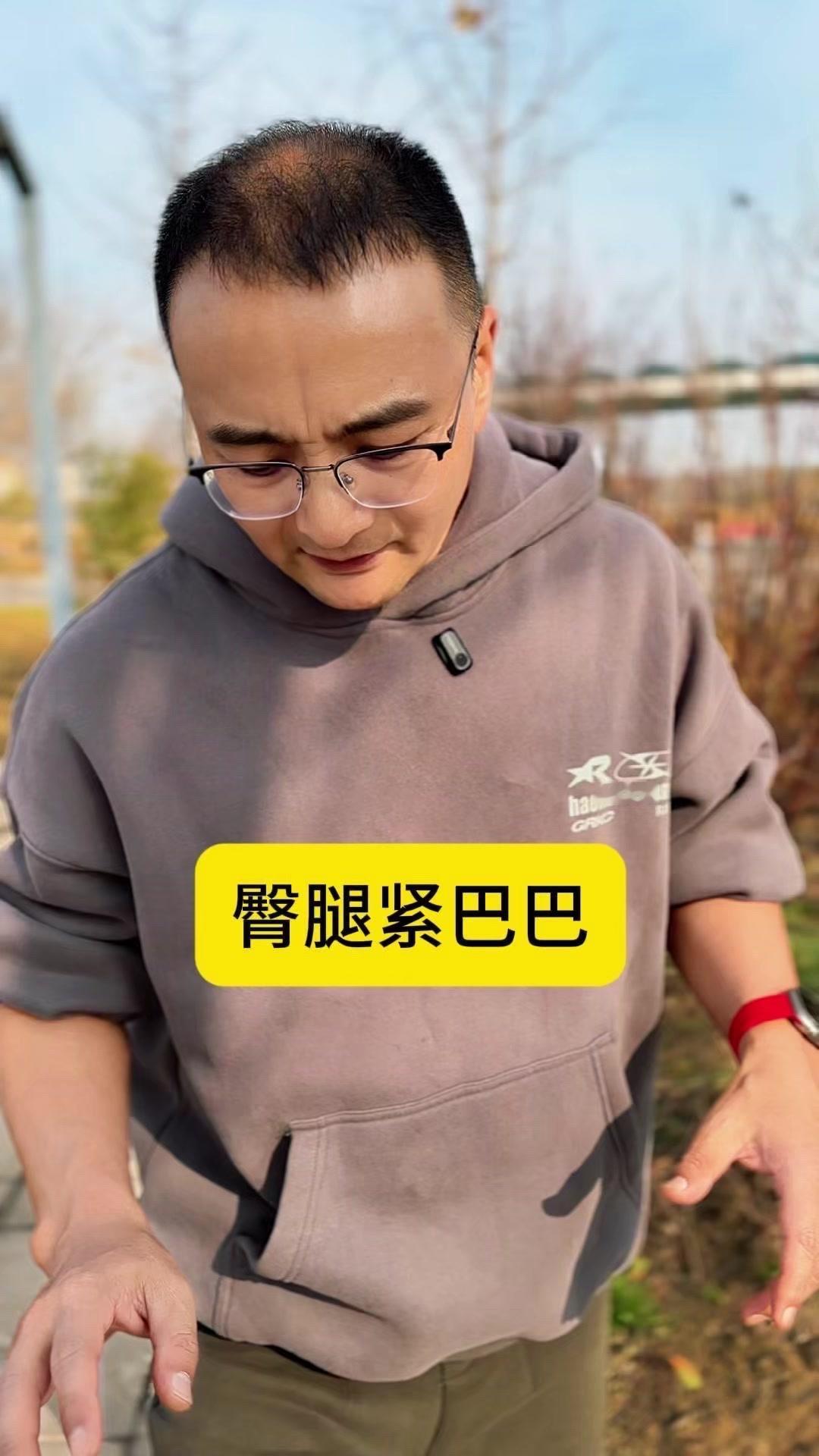 2️⃣拉股绳肌+臀肌：让后脚跟挨着地，身体慢慢前倾，后侧酸爽感就来了，这个姿势能