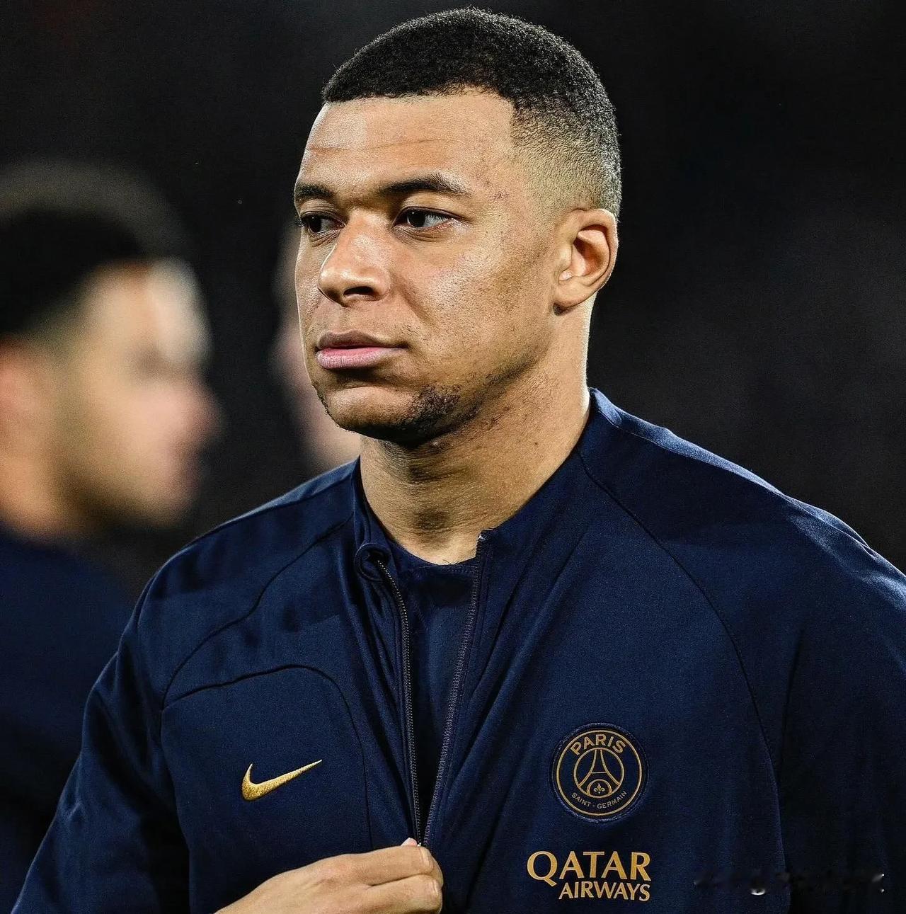 世界足坛身价前百名数量最多的国家排行

1、法国：16人
2、英格兰、葡萄牙：1