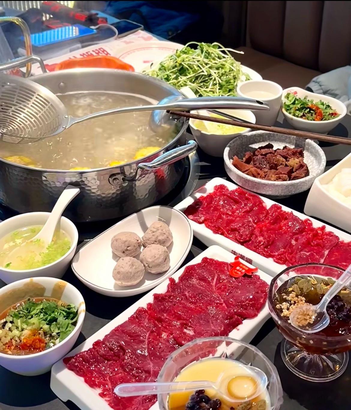 潮汕牛肉火锅，脖仁雪花纹美得像艺术品，三起三涮成全粉嫩的温柔。沙茶酱是点睛之笔，
