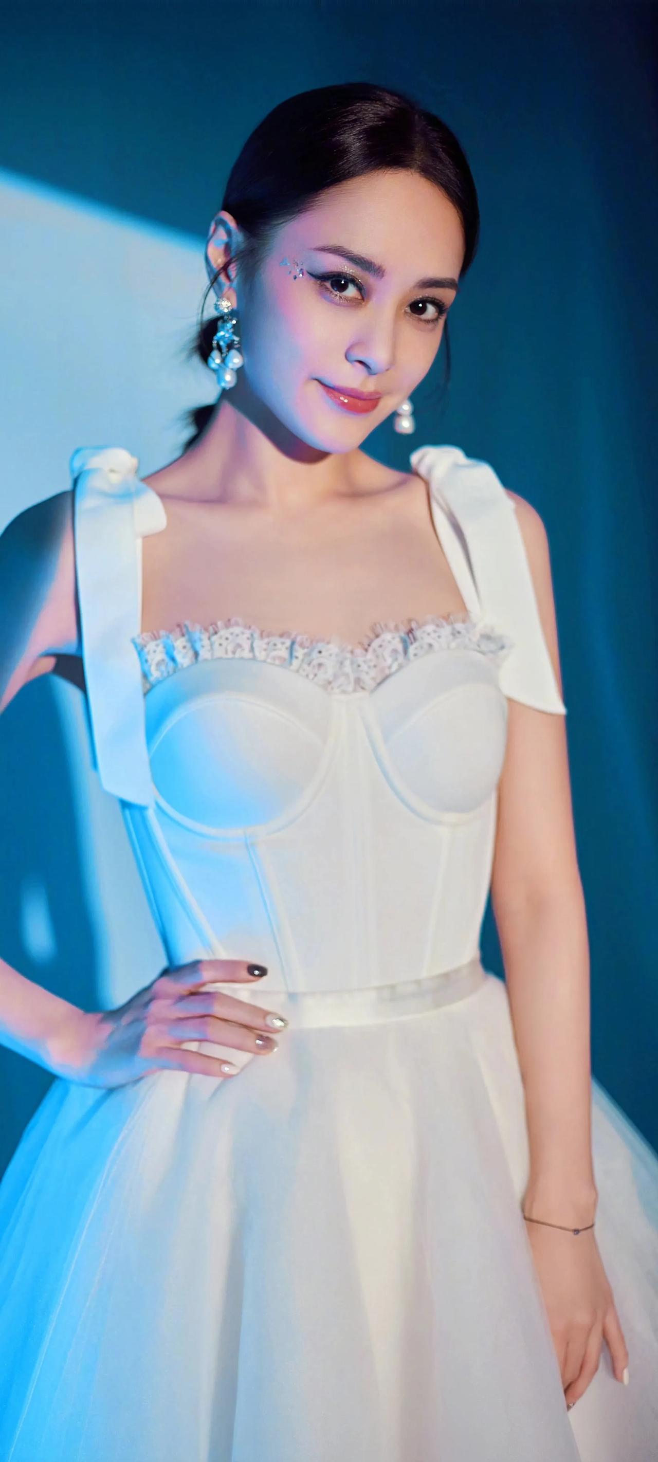 钟欣潼高清壁纸，白色吊带裙美美