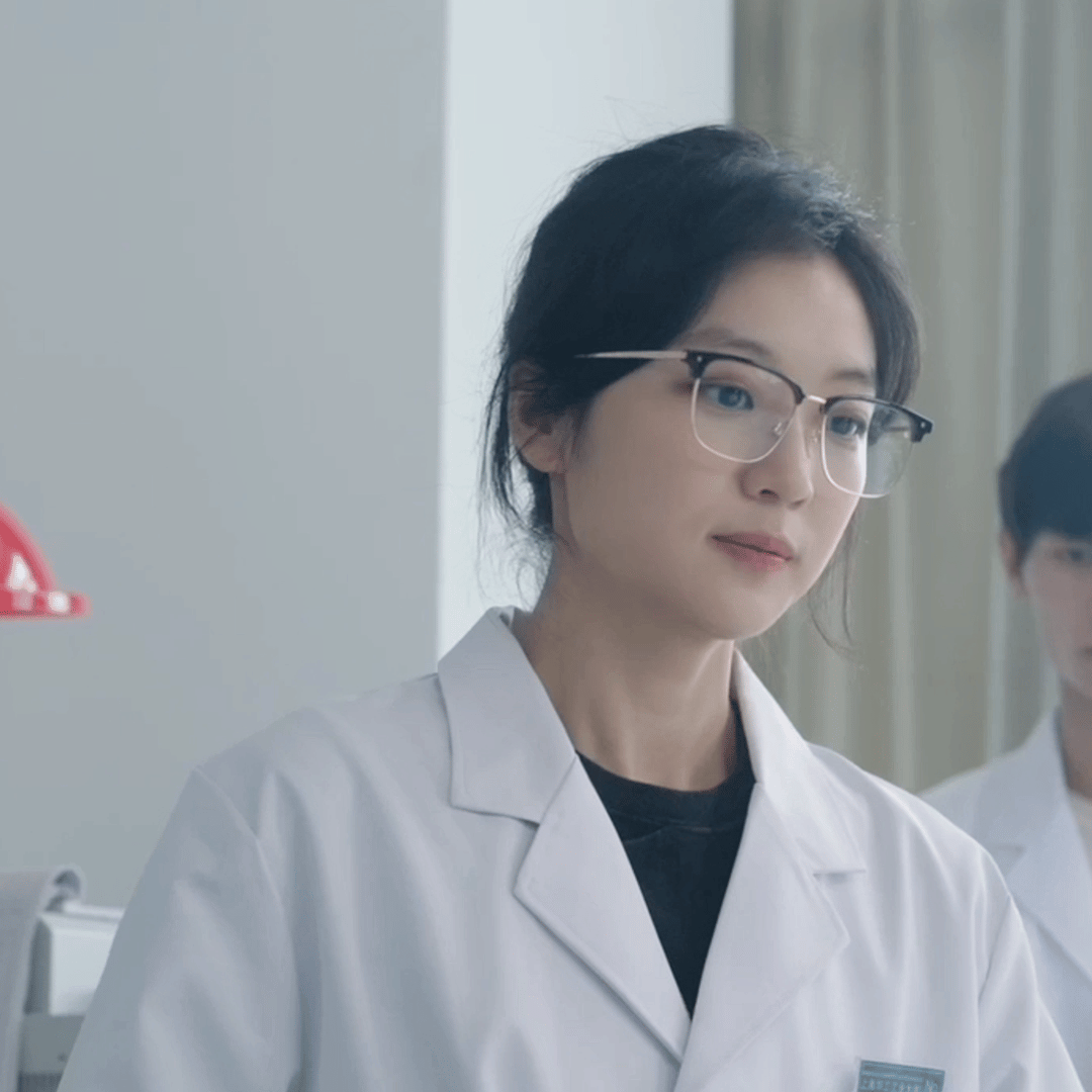 #孙千半框眼镜杀# 孙千和半框眼镜造型的适配度也太高了吧！  孙千新剧《烟火人家