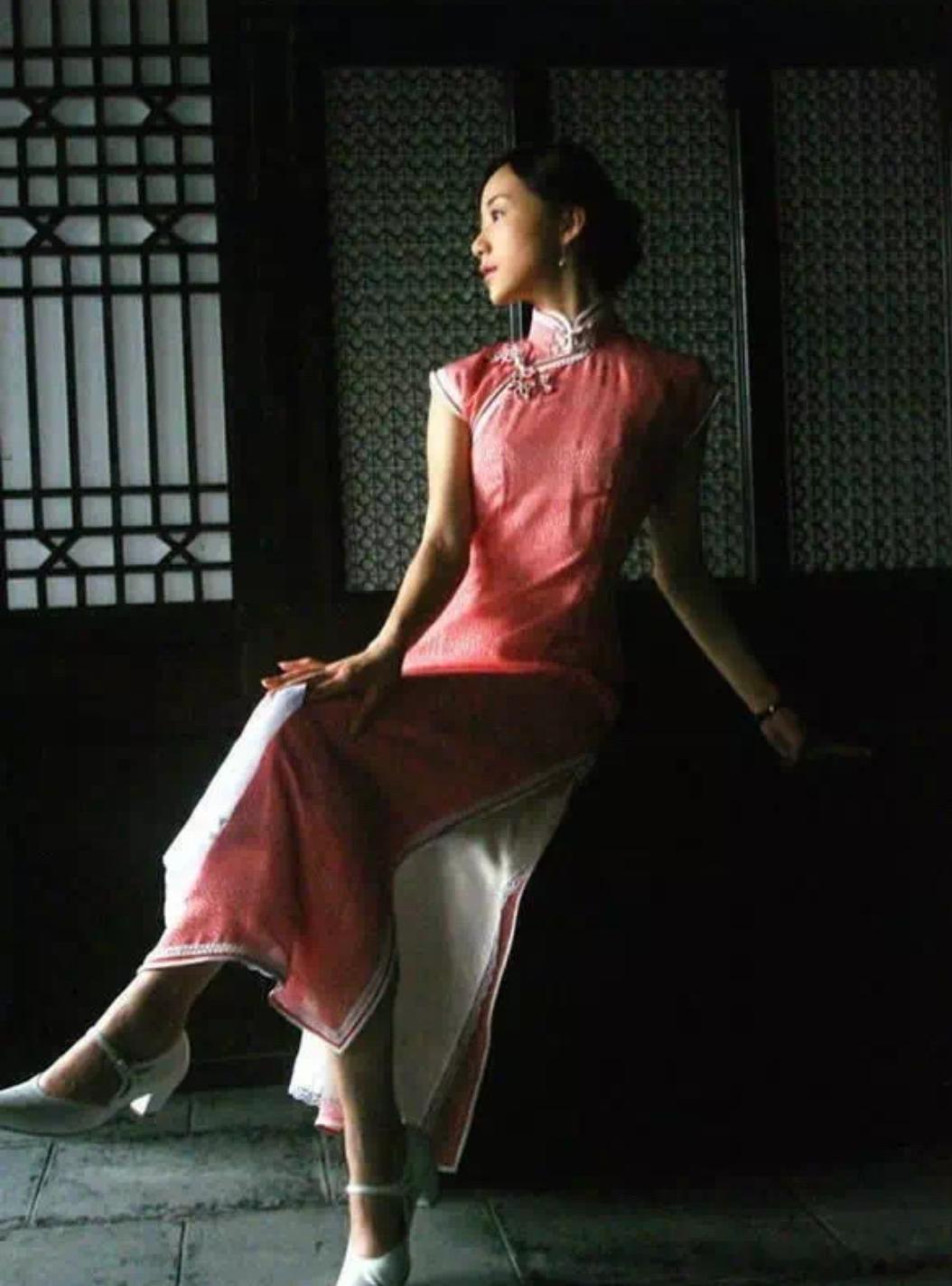 洋洋高锐·花梦中◎想……犹如一支蜡烛在暗夜中……照亮了一扇高楼的窗户◎爱……带着