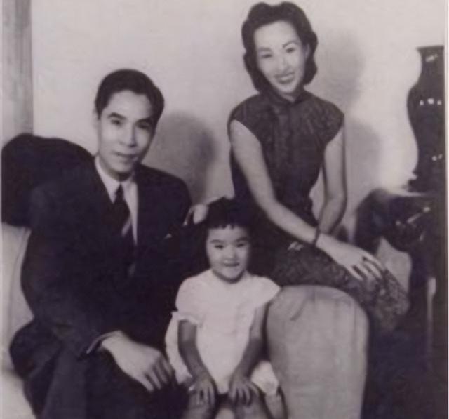 1973年，58岁的郑念拒绝出狱，她需要一个道歉。突然，暴跳如雷的监狱长，狠狠地