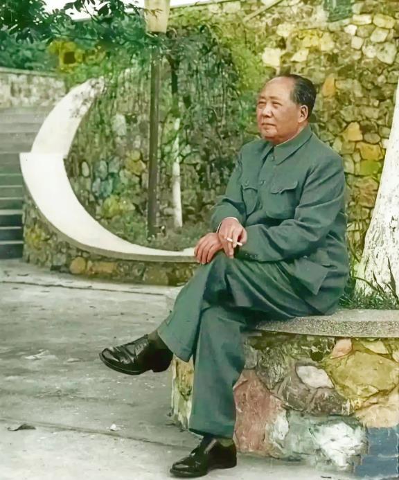 毛主席关于“人民立场”的6条著名语录，堪称经典、久久难忘！
【1】人民，只有人民