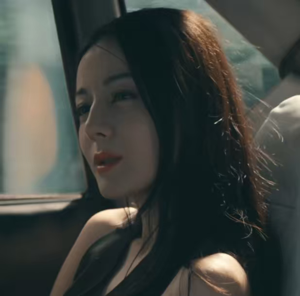 迪丽热巴生死刀，和迪丽热巴阿罗一起共赴青壤，期待住这个疯刀的刀刃出鞘的时刻的见面