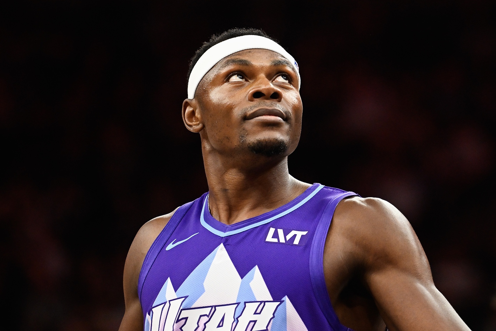 爵士双向合同内线G联盟轰19分30板 场均16.7+20.7+3断