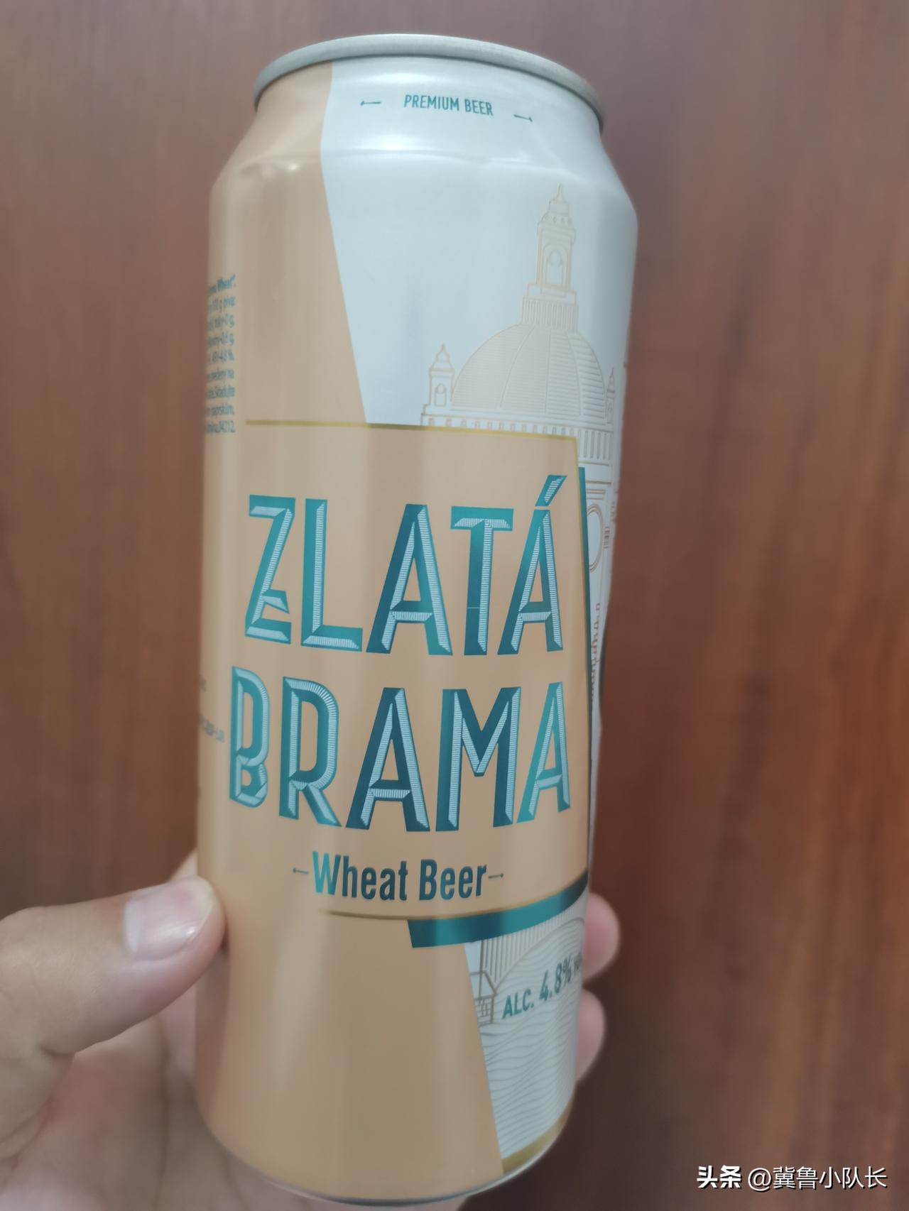 去加油站加油，油站员工给推销啤酒，一个是喜力，还有一个是这个乌克兰泽塔大师白啤。