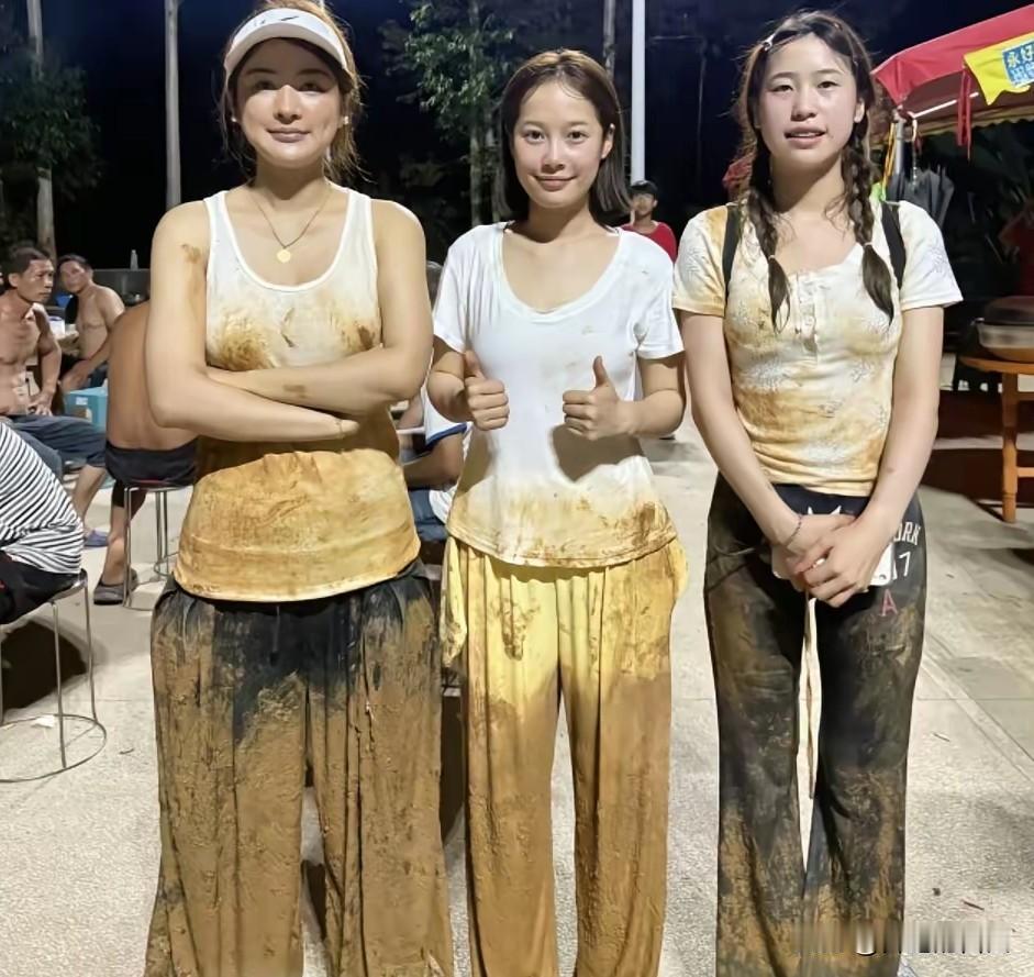 三个女孩背100多斤物资徒步6小时
广西可乐团队在失联的时间里背100多斤药品、