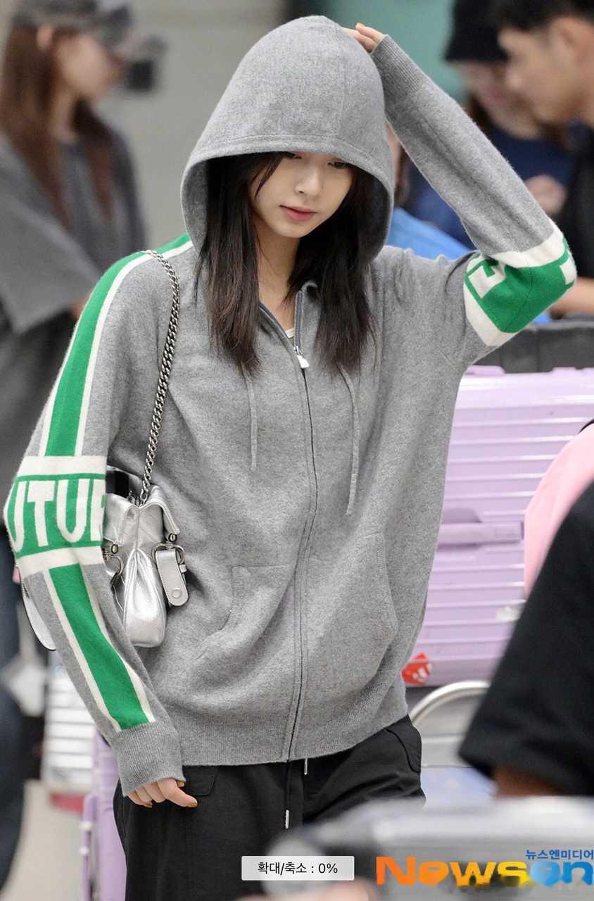 【1271号来信】前女友在手机里刷到前女友今天回国的新闻了。她看起来更瘦了点，没