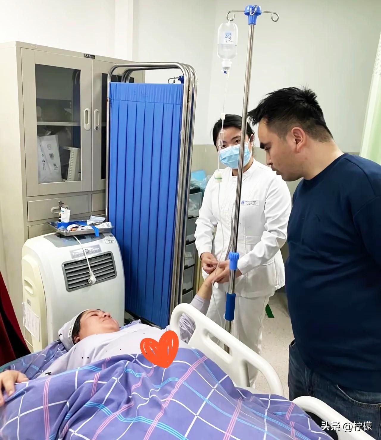 大家没有注意到吗？
5胞胎爸爸有一个问题，
就是他在老婆生完孩子后，竟然对着镜头