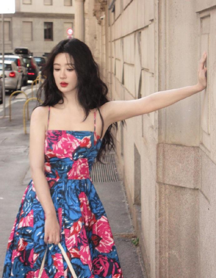今天杨紫释放出了一组很美的七夕大片，她这回穿了一件很时尚的吊带印花裙，看起来像个