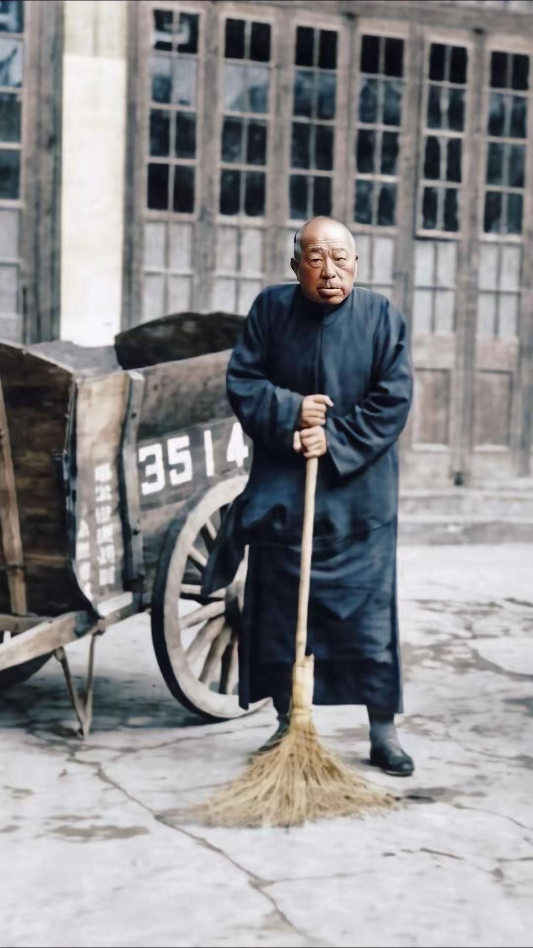 1951年，83岁黄金荣街头扫地，为何让远在台湾的蒋介石由衷叹服？
 
1951