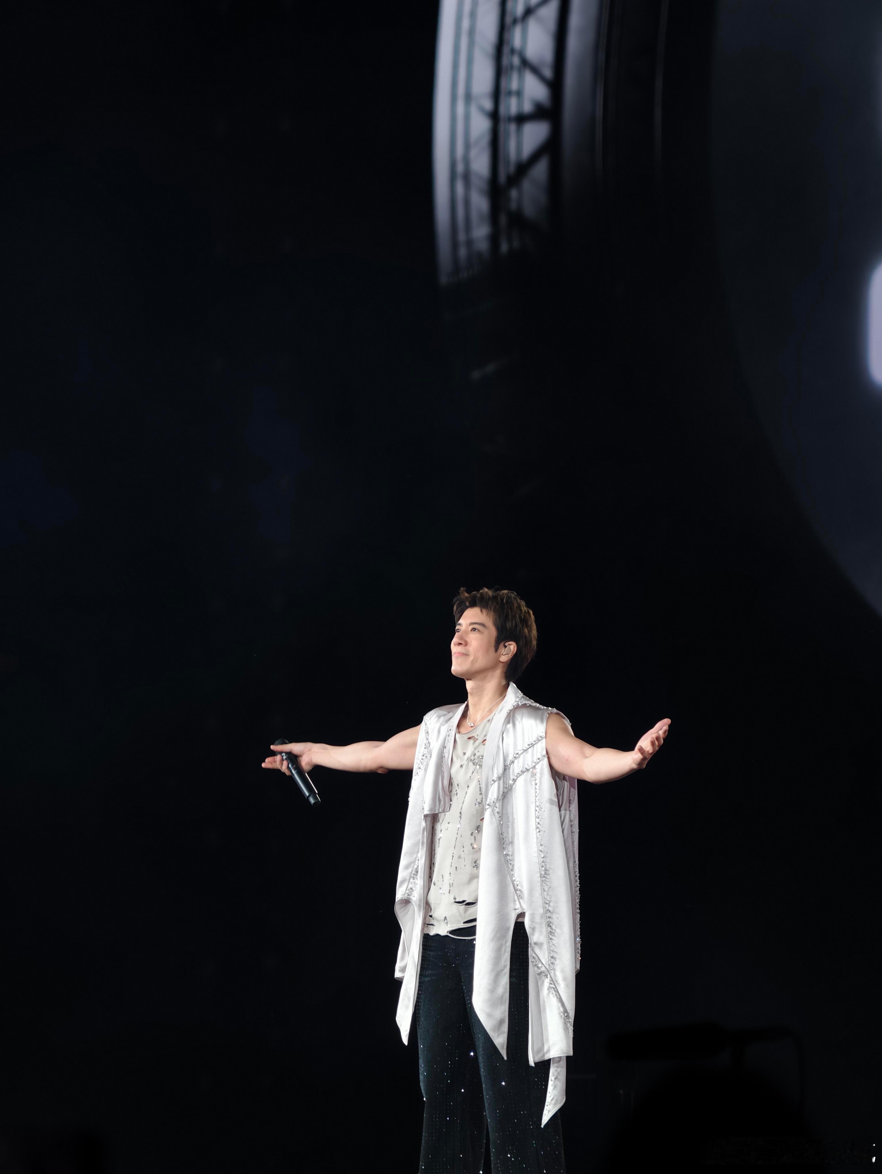 买到了王力宏演唱会船票王力宏演唱会场内场外上座率坐露营椅、蹲河边、遛狗旁听…王力