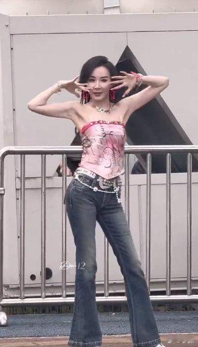 萧蔷58岁身材对比自己 20 多岁的摆烂状态，萧蔷 58 岁的身材真的狠狠打脸了