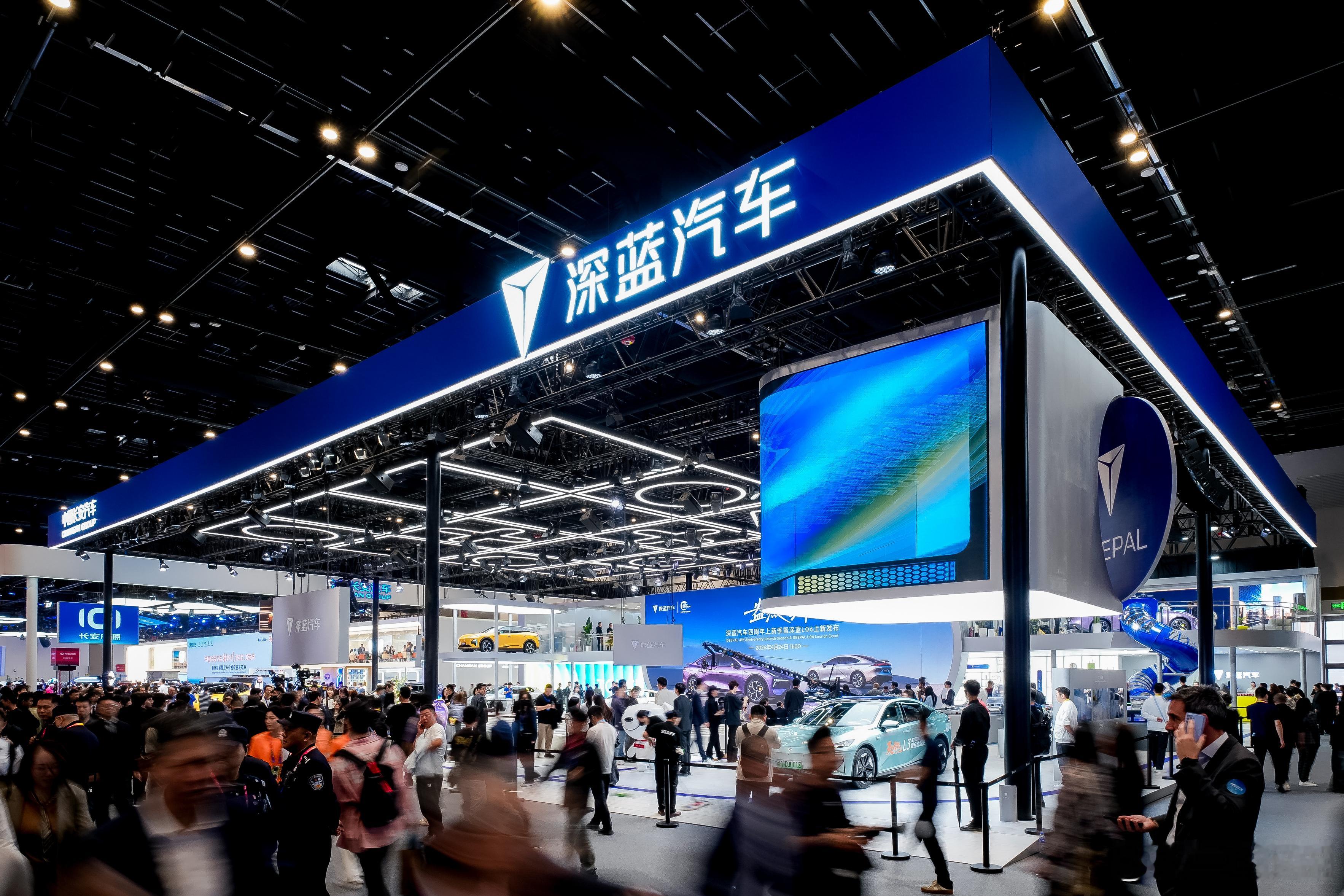 北京车展逛深蓝展台，刚到展馆第一时间就跑去看的深蓝L06。之前试驾过纯电版，磁流