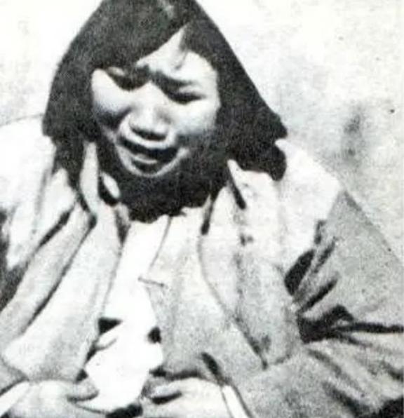 1945年初，黄美英在广东省的一片游击区内被日军抓获。她是一名年仅26岁的中国共