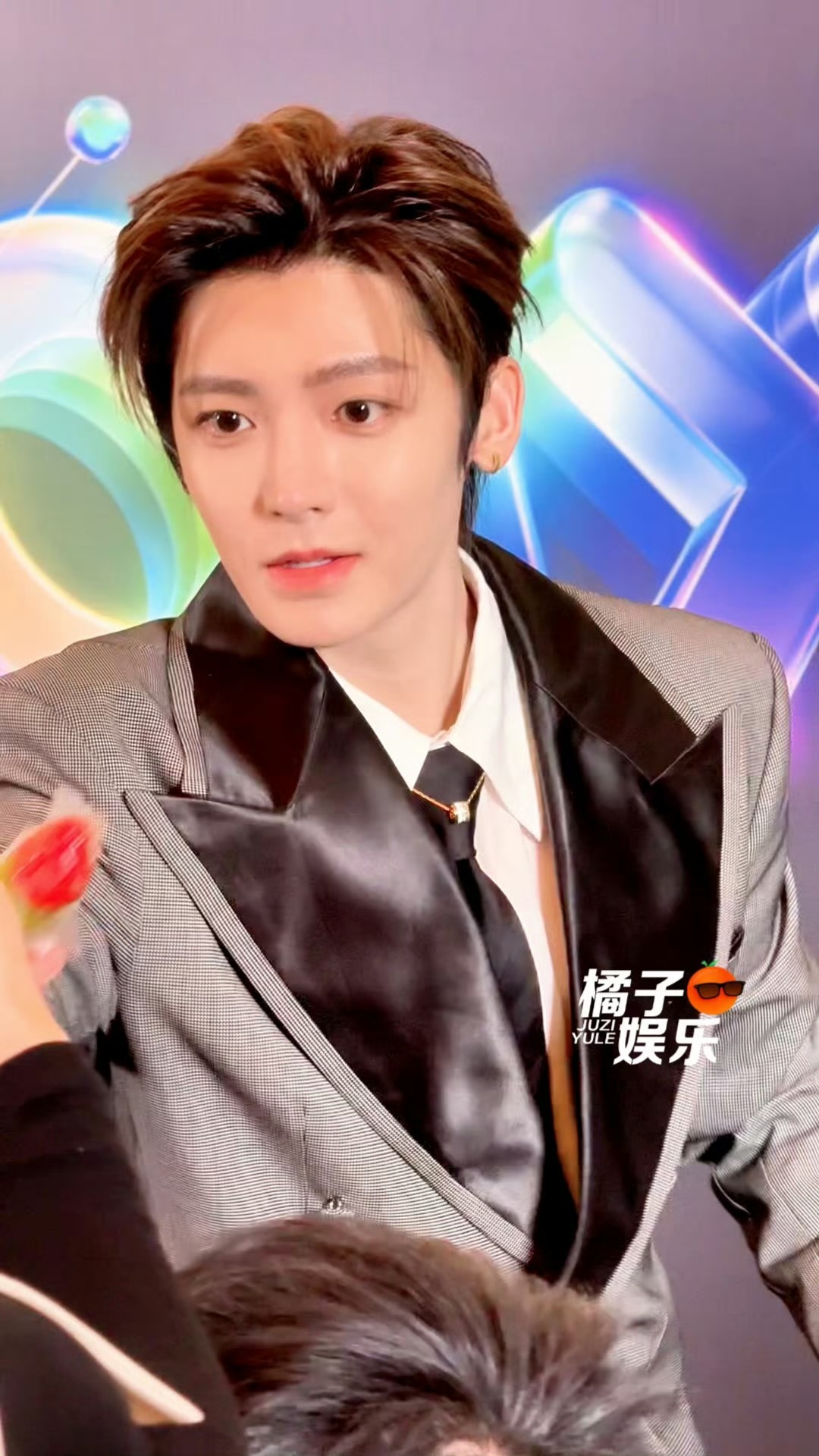 侯明昊亮相爱奇艺世界大会生图来了，看看状态