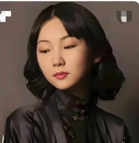 1938年，张爱玲的父亲张志沂趁着妻子不在，偷偷拿着针管，溜进了18岁张爱玲的房