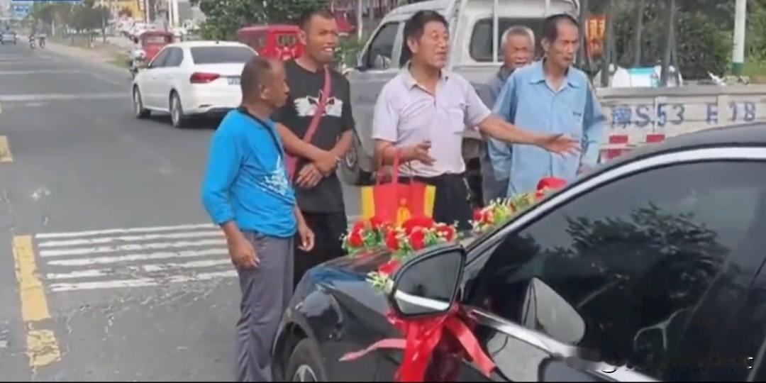 近日，呼和浩特市赛罕区某小区男方接亲时，有8人穿着与公安骑警高度相似的制式服装开