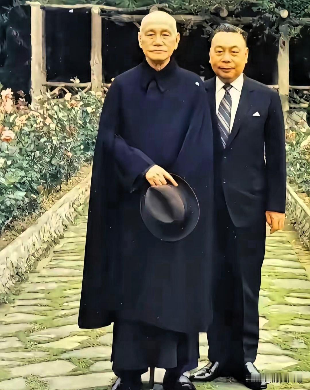 蒋氏父子：蒋介石身材笔挺，蒋经国体型臃肿，随母亲毛福梅。老照片 老照片的故事 蒋