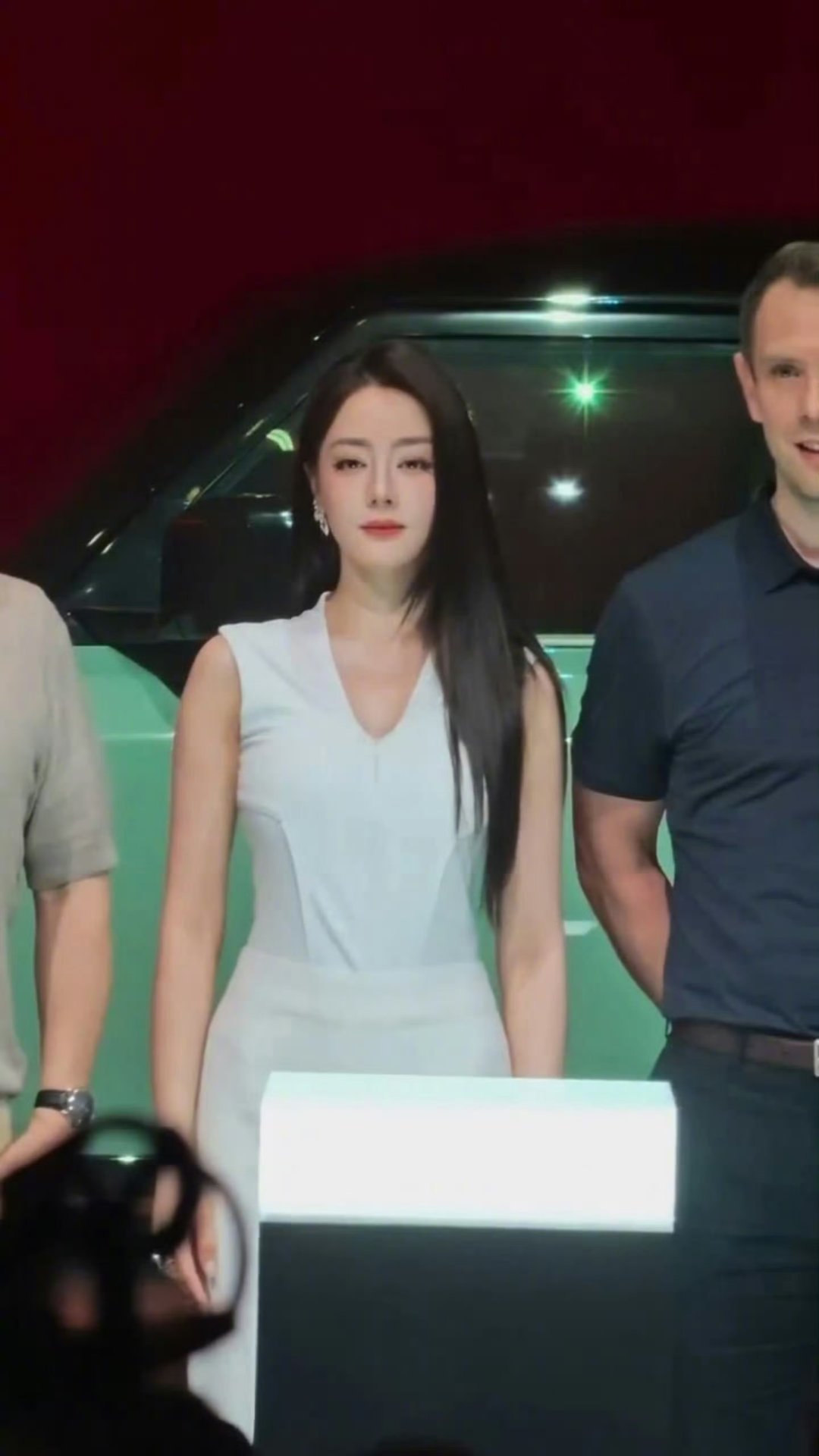 迪丽热巴黑长直女总裁迪丽热巴现身线下品牌发布会，一身定制白色套装搭配黑长直造型亮