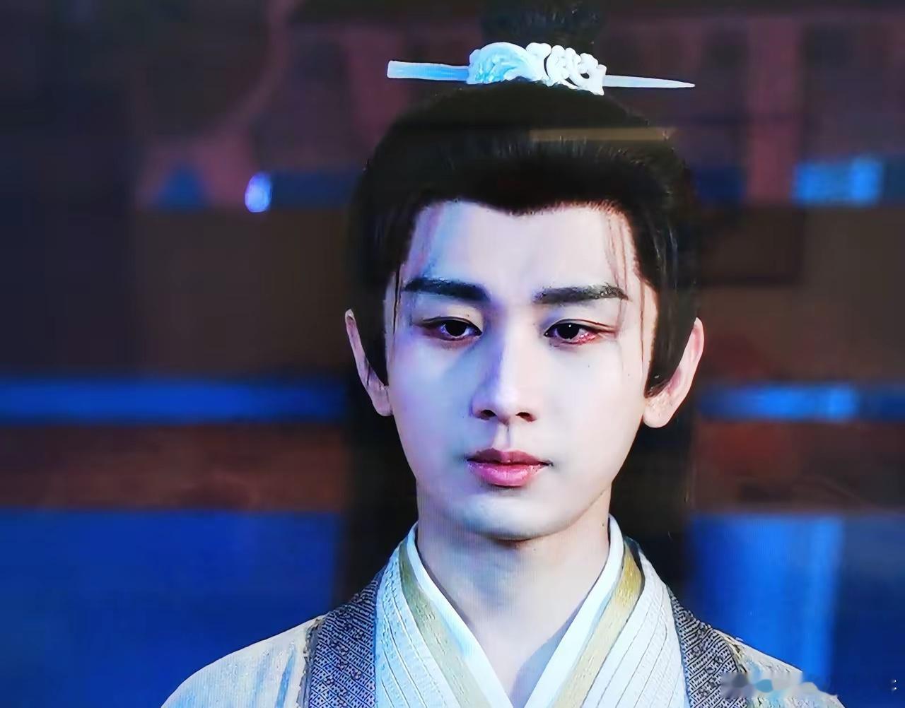 成毅这上下眼线画的真是败笔实在不明白，成毅足够帅，为什么《长安二十四计》里要给他