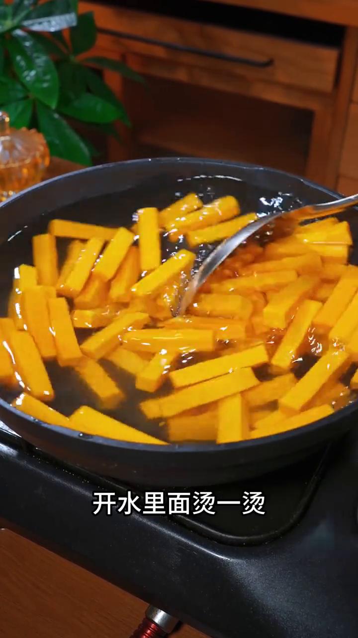 蛋黄酱焗南瓜。
我是想破头都没想到，把南瓜条放进开水里面烫一烫，做出来的美食没想