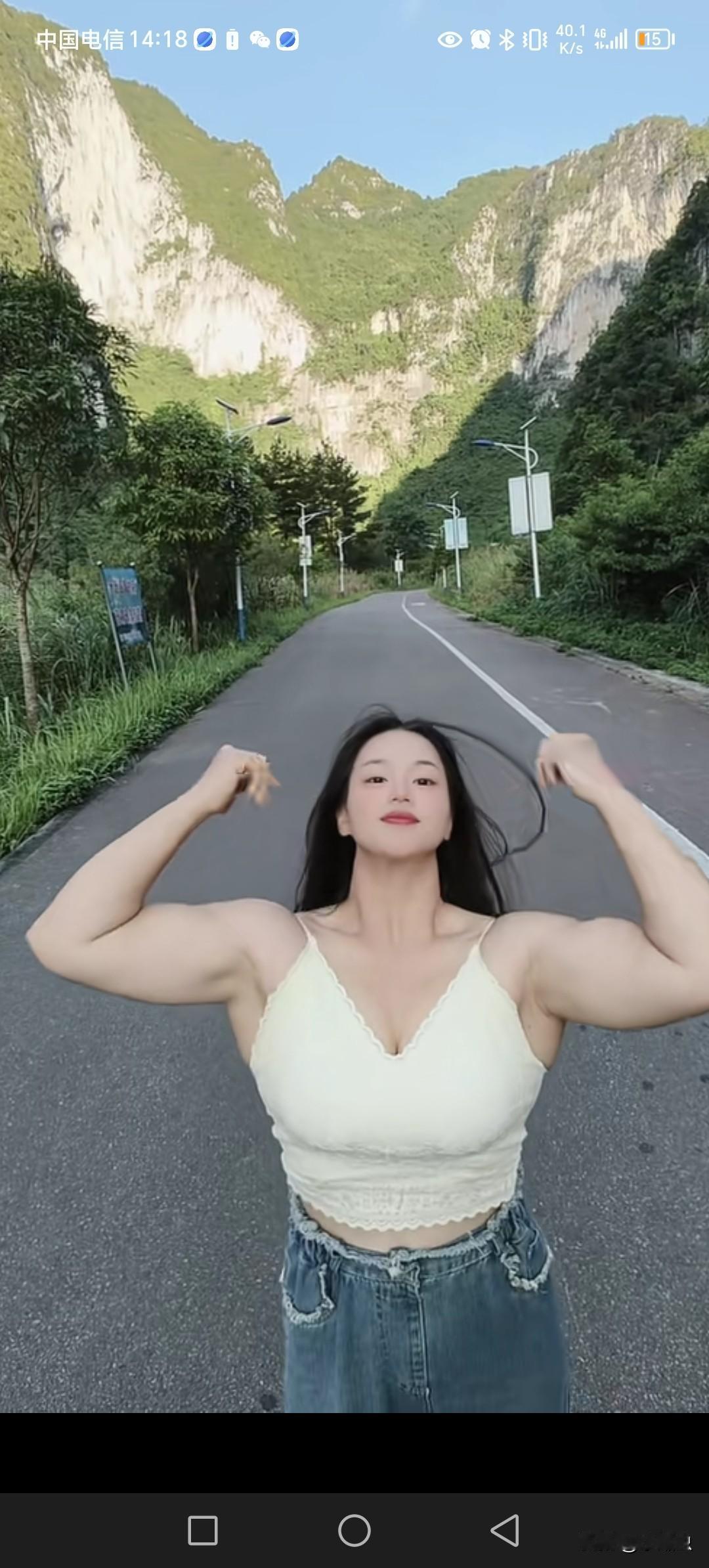 此女真的很健硕，衣服一脱。
感觉能打三个人都没问题。
外表幼稚小脸蛋，没想到居然