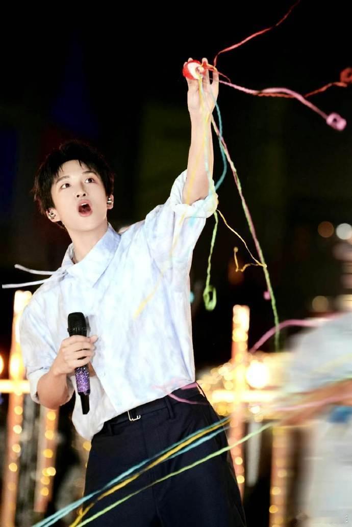 黄子弘凡自己打自己 黄子弘凡的舞台魅力真的无法抵挡，他总能在不经意间抓住观众的心