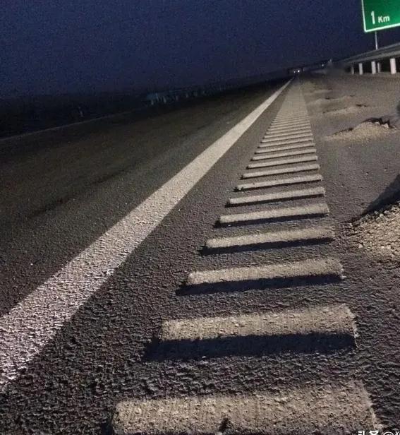 有的高速公路白线外，出现规整地“挖坑”或者规整地“铺砖”，增加巨大施工量，对公路