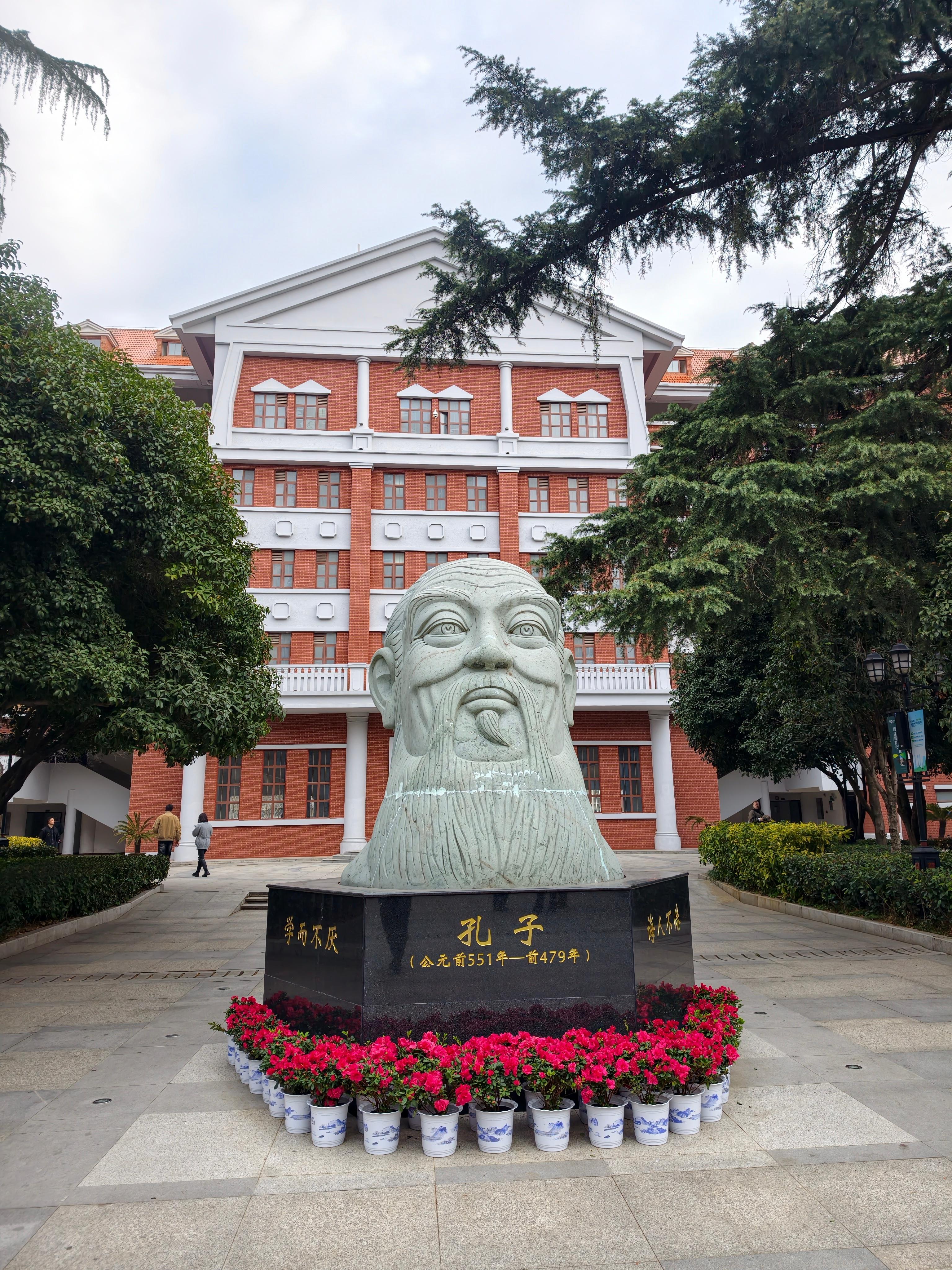 正常的孔子像武汉六中武汉日记