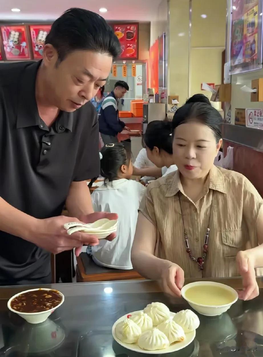 终于可以踏实的吃饭了，咱爸和许妈来到了庆丰包子铺来吃早餐了，两个人相互照顾，姚爸