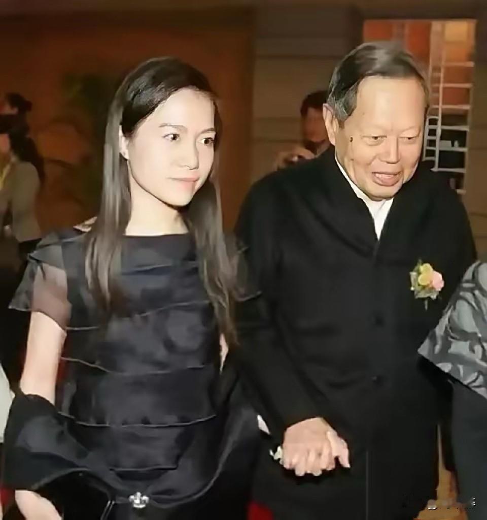 先生离去，留下了娇妻翁帆。当年翁女士不顾众人劝阻，毅然嫁给了比她大54岁的杨先生