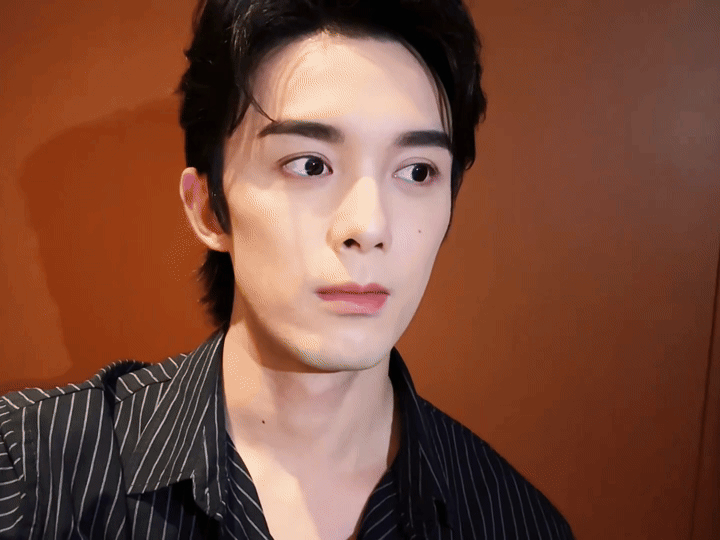 吴磊比耶拍照支持吴磊大帅哥比耶自由[哈哈][哈哈][哈哈] ​​​