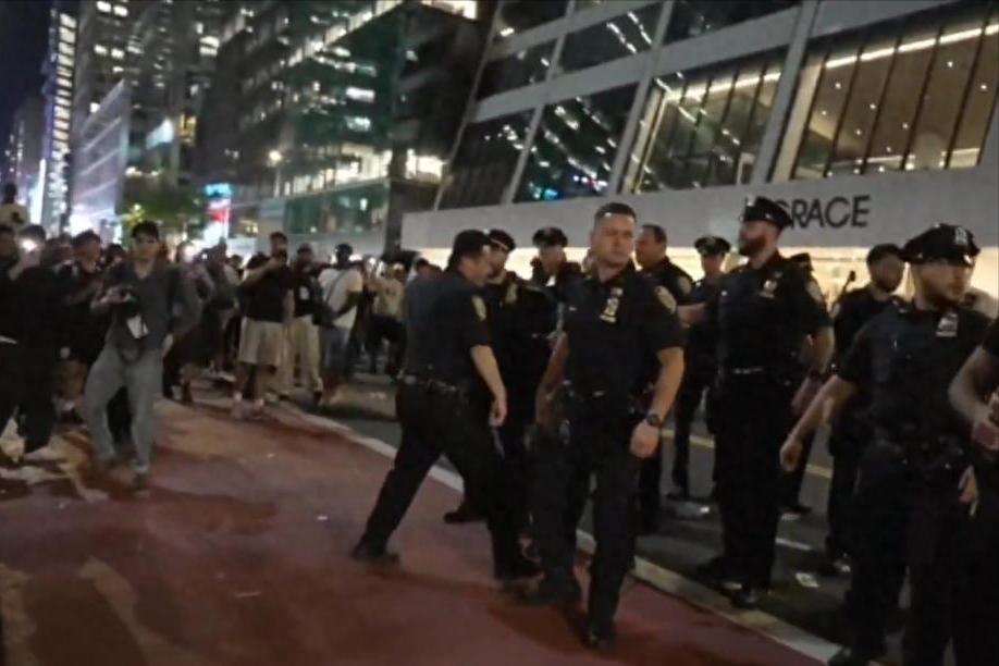 太疯狂！NBA 总决赛变全武行！尼克斯输球输人，马刺球迷穿球衣上街被围殴至血流满