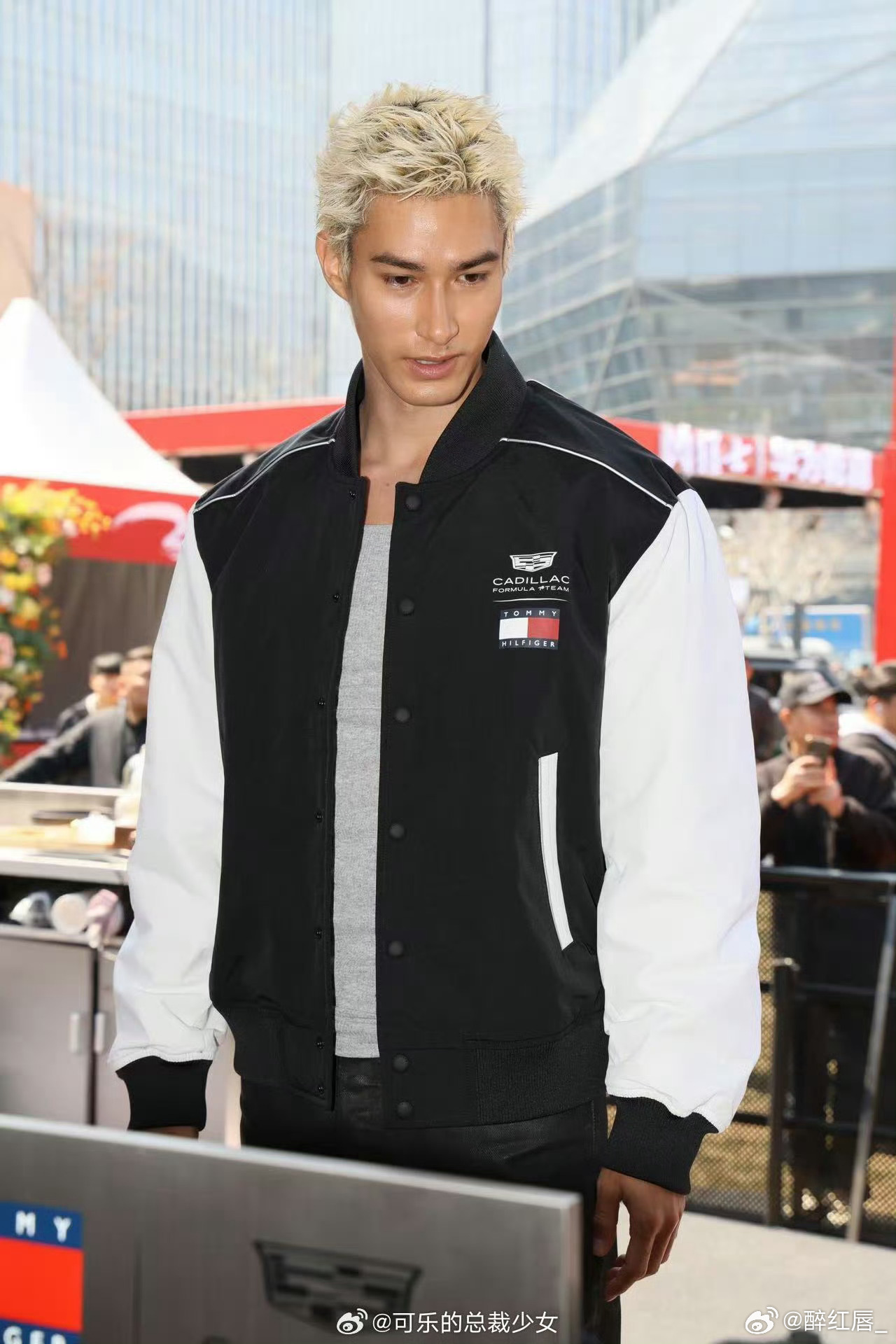 导演快给米卡递赛车手剧本很难不被米卡的赛车手造型打动，自带的高级冷感，加上完美的