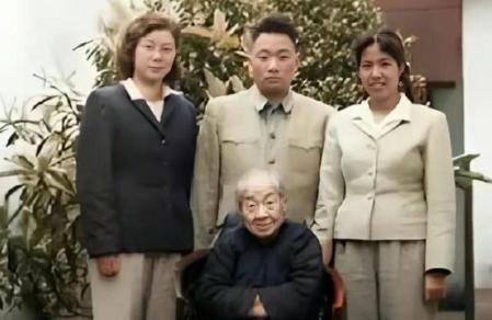 解放后杨开慧母亲跪地痛哭：她不是在哭女儿，是在替那个不敢哭的自己，补一场迟到20