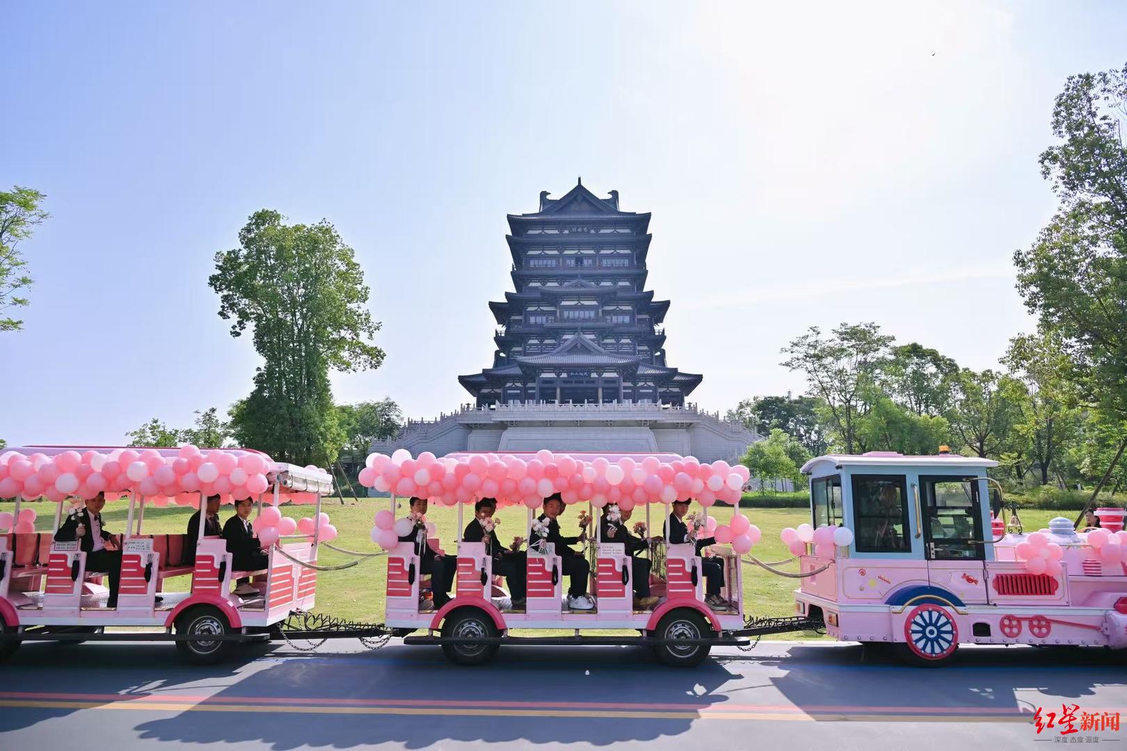 小火车上撒喜糖,30余对新人东安湖畔的“开放式婚礼”引关注