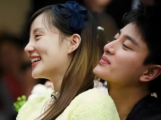 离婚6年后，李小璐被曝怀二胎，甜馨回应贾乃亮与李小璐复合传闻

 
最近李小璐晒