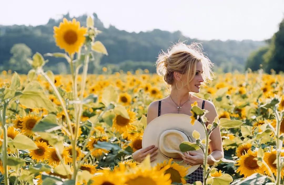 不堪持赠君
“山中何所有？岭上多白云。只可自怡悦，不堪持赠君。”
《诏问山中何所