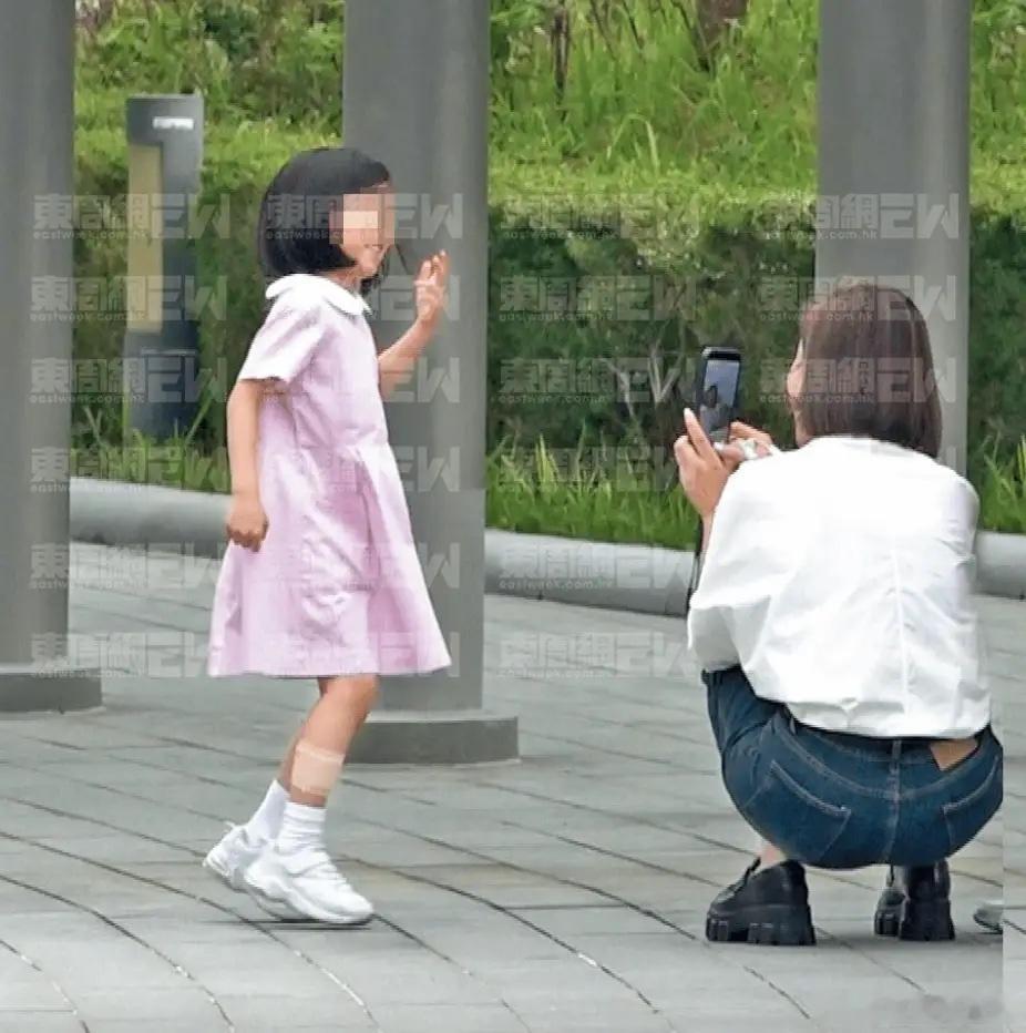 杨怡6岁女儿被曝读香港名校，每年学费最高26万，将送新加坡升学 