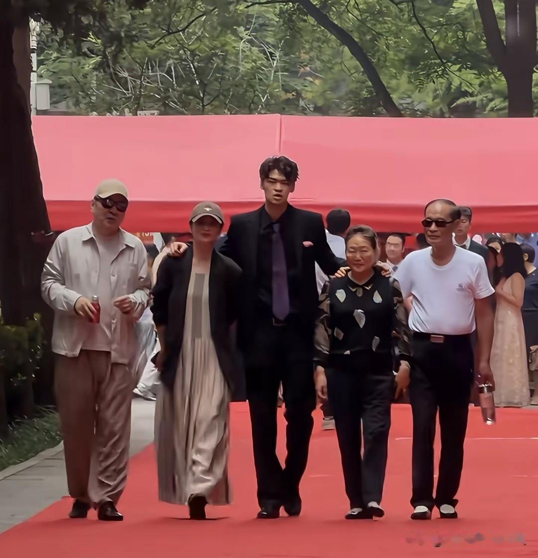 190cm学霸星二代！陈建斌蒋勤勤儿子被加州伯克利录取。
6月18日，演员蒋勤勤