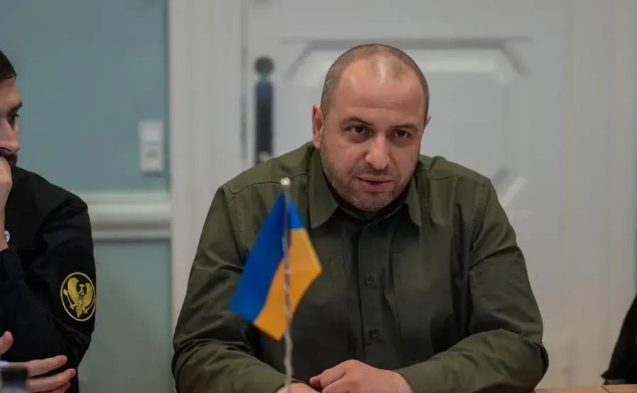 乌方不让地，美方想和稀泥，俄方炮火没停。
谈判桌上谈条件，前线子弹不讲理。
乌克