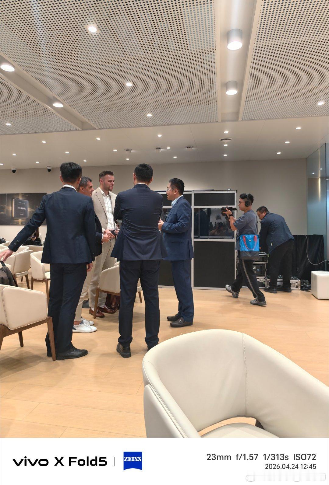 北京车展恰到了小鹏的饭虽然是VP送的，但不是何小鹏亲手送的，差评新宙黑了小鹏汽车