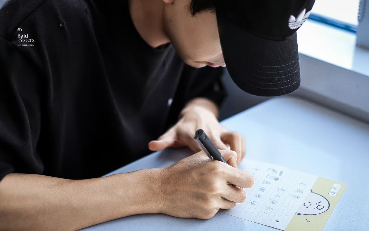 李现 lx 勇敢的小孩先享受李现签名 勇敢的小朋友遇上温柔的他，这一幕看着太暖心