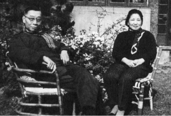 1966年，朱梅馥为傅雷准备好温水，等他服下剧毒药物后，她又帮傅雷摆正仪容，然后