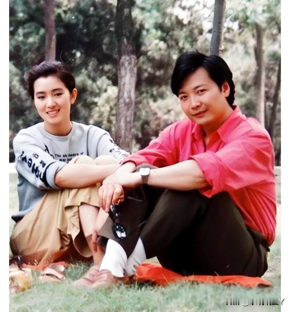 这张照片拍摄于1982年，巩俐和初恋男友尹大为游玩时的合影旧照，那时巩俐17岁，