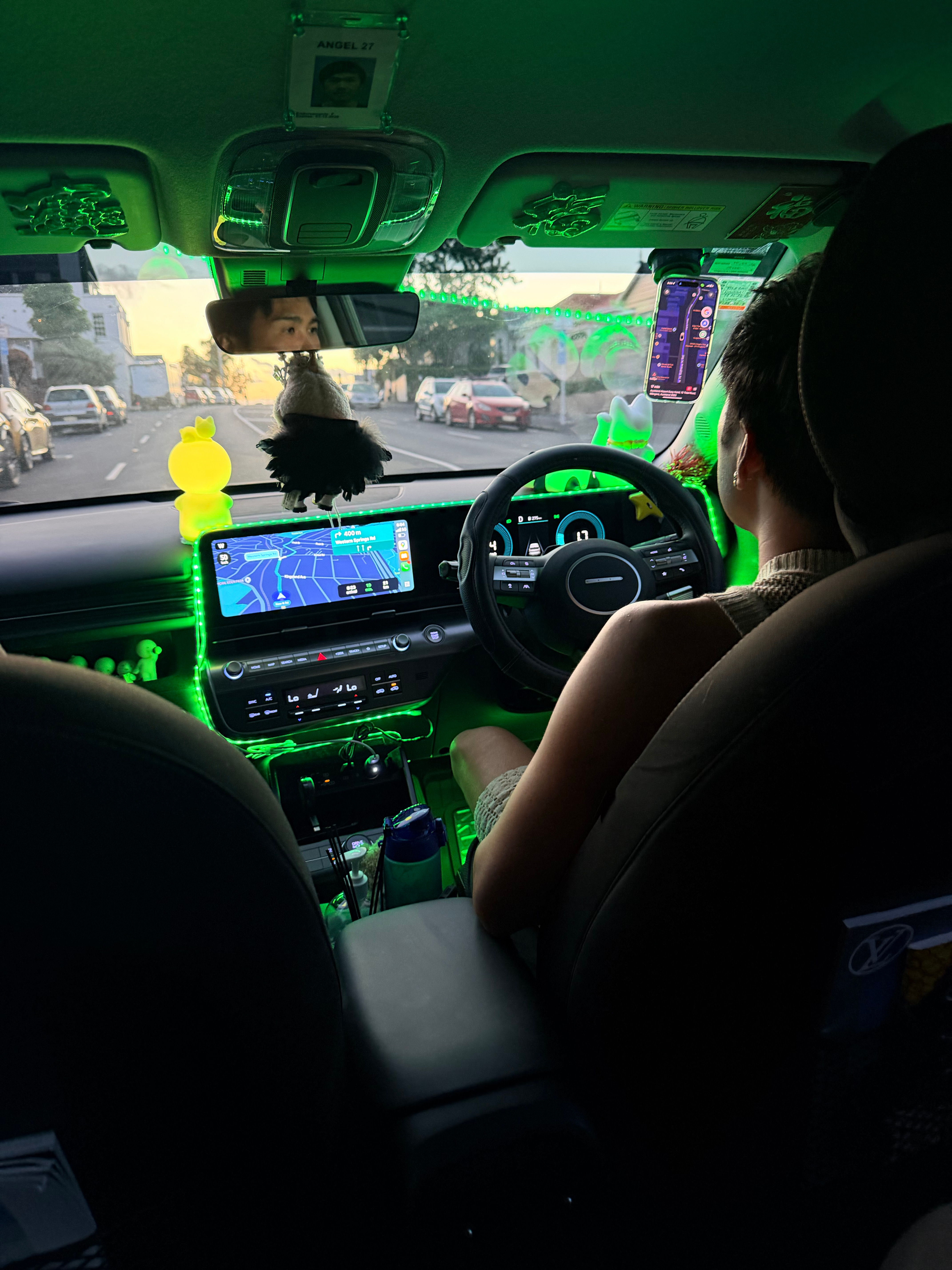 出来和一个朋友吃饭，打了个车，是个很帅的现代 