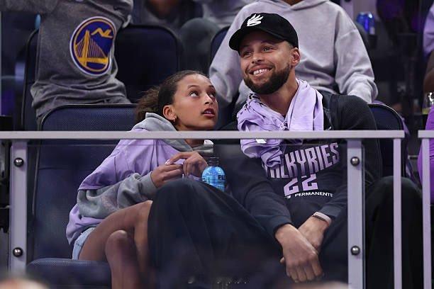 福布斯发布2026NBA球星收入榜，库里以2.036亿美元高居榜首，李宁的长约应